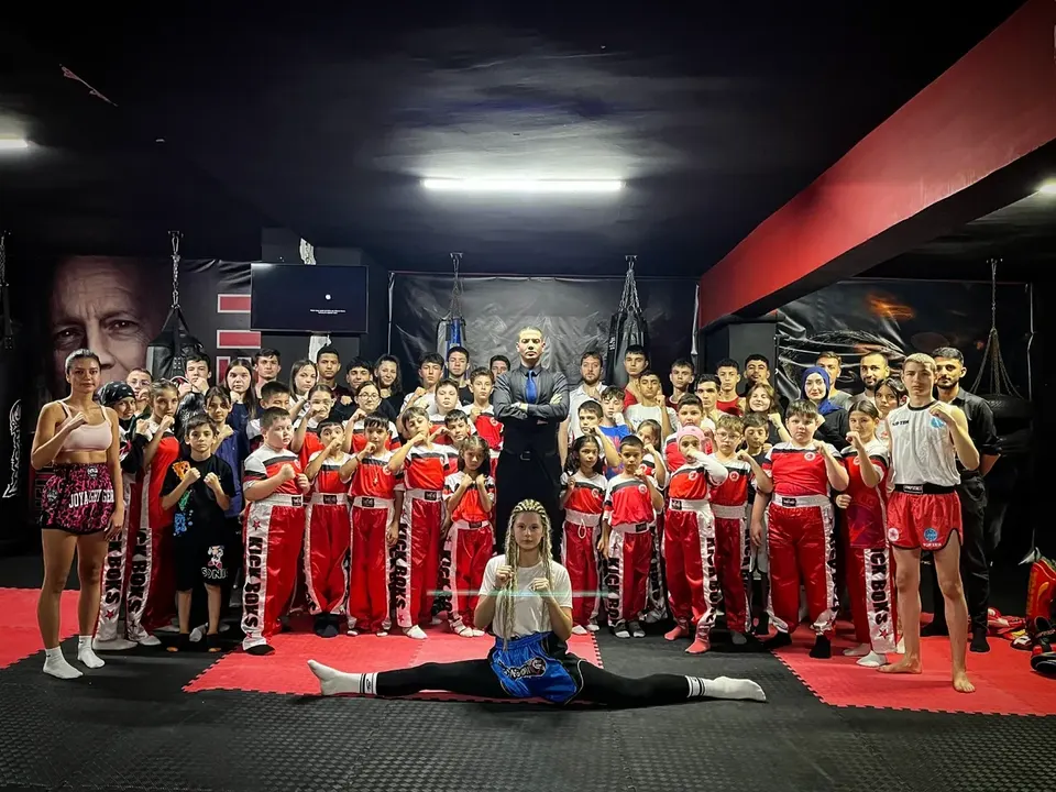 Ejderya Fight Club antrenörleri ve sporcuları salonda