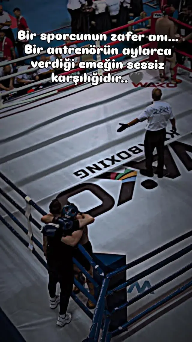 Ringde galibiyet kutlayan Ejderya sporcusu